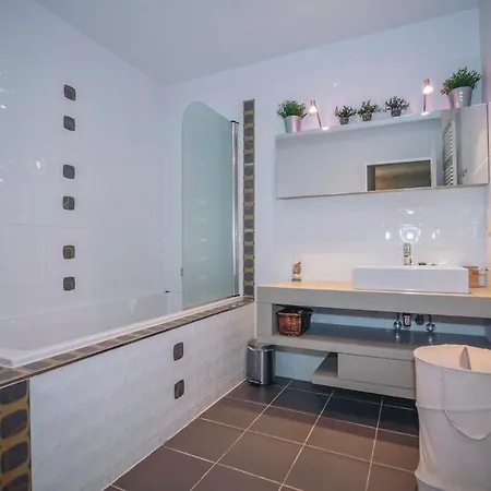 Holiday home Maison En Pierre Avec Piscine A Barjac, 16 Personnes