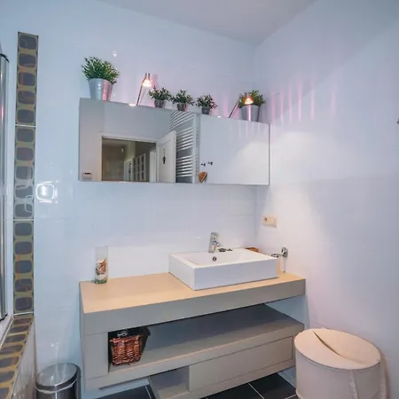Holiday home Maison En Pierre Avec Piscine A Barjac, 16 Personnes