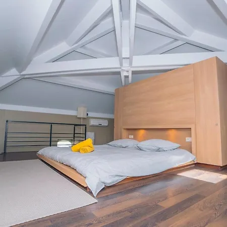 Maison En Pierre Avec Piscine A Barjac, 16 Personnes