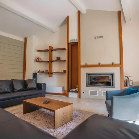 Holiday home Maison En Pierre Avec Piscine A Barjac, 16 Personnes