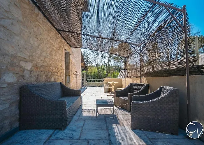 Maison En Pierre Avec Piscine à Barjac, 16 Personnes