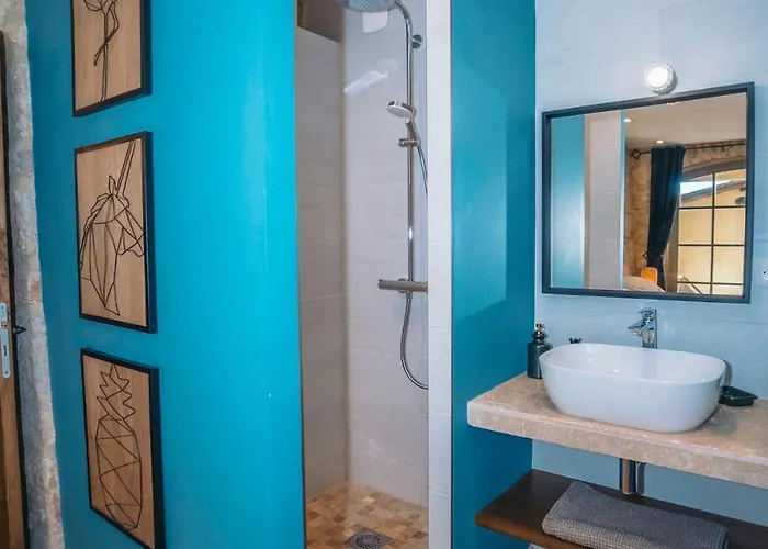 Maison En Pierre Avec Piscine à Barjac, 16 Personnes Hébergement de vacances *