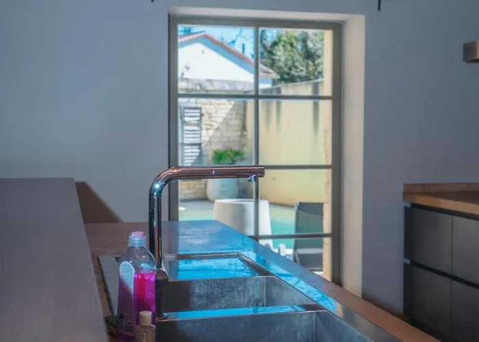 Maison En Pierre Avec Piscine à Barjac, 16 Personnes Hébergement de vacances *